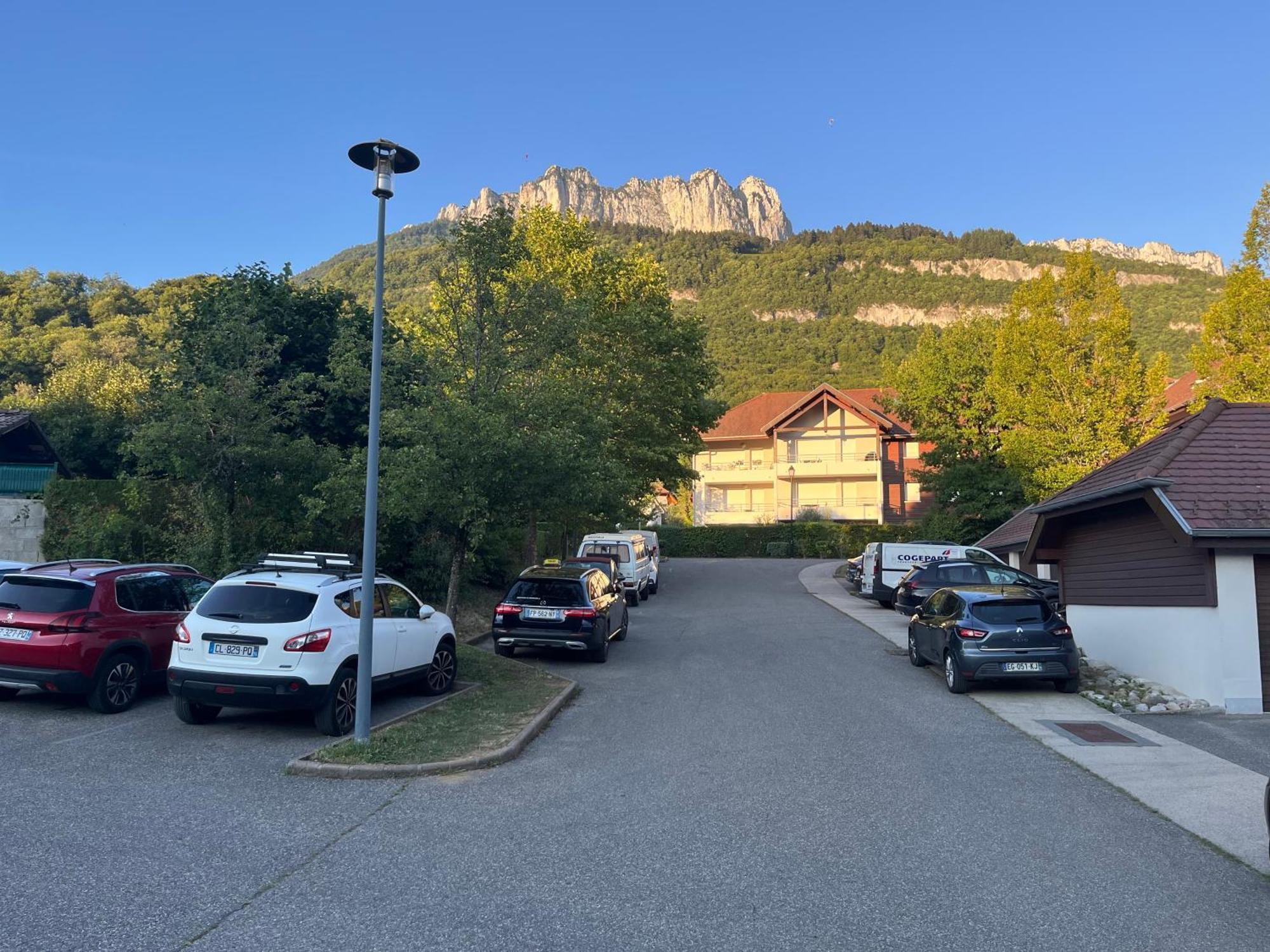 Entre Lac D'Annecy Et Montagnes, Golf Et Parapente A Pieds Talloires Ruang foto