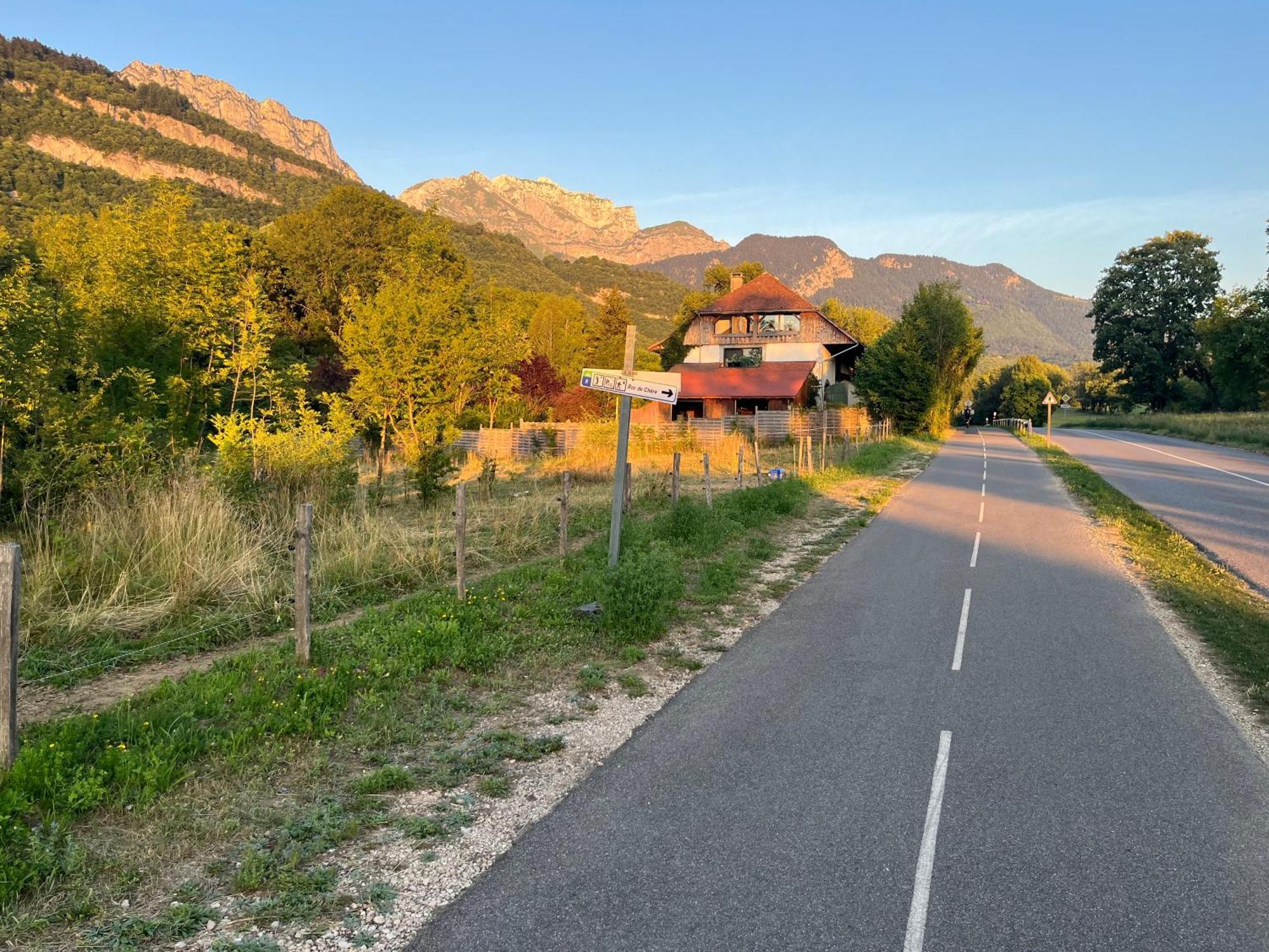 Entre Lac D'Annecy Et Montagnes, Golf Et Parapente A Pieds Talloires Ruang foto